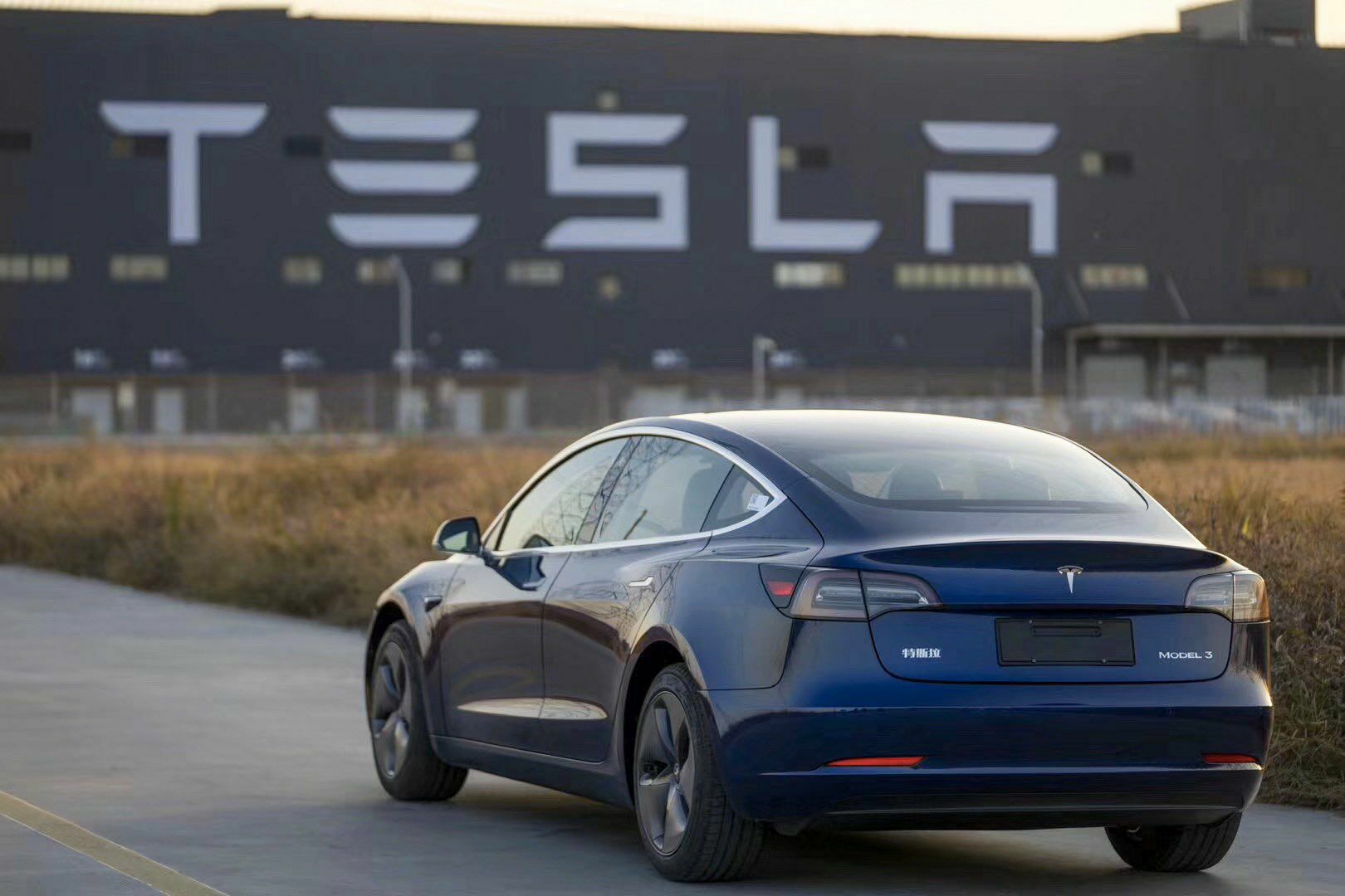 Tesla отзывает с рынка почти полмиллиона электрокаров из-за проблем с багажником