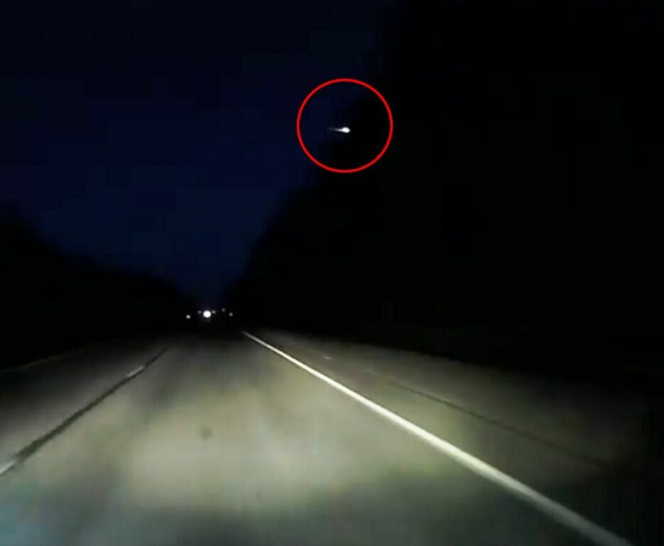 На видео попал загадочный светящийся шар, пролетевший над Нижним Новгородом