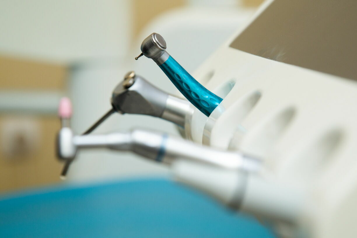 Санкции ударят по зубам: стоматологи остаются без импортных материалов и лекарств