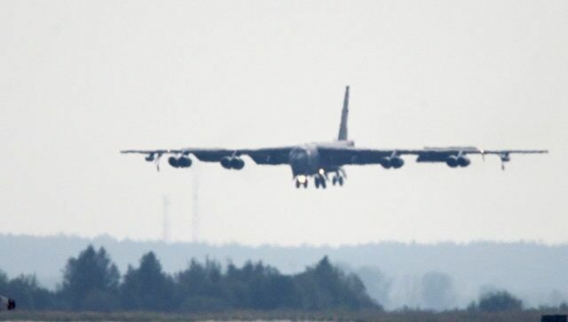 У американского бомбардировщика B-52  во время полета отвалился двигатель