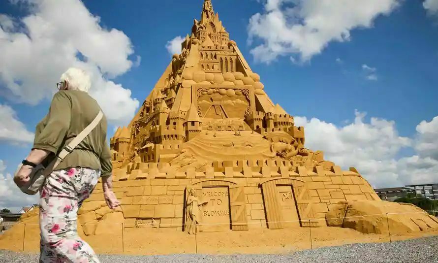 "Правитель мира": самый высокий в мире замок из песка увенчал коронавирус в короне