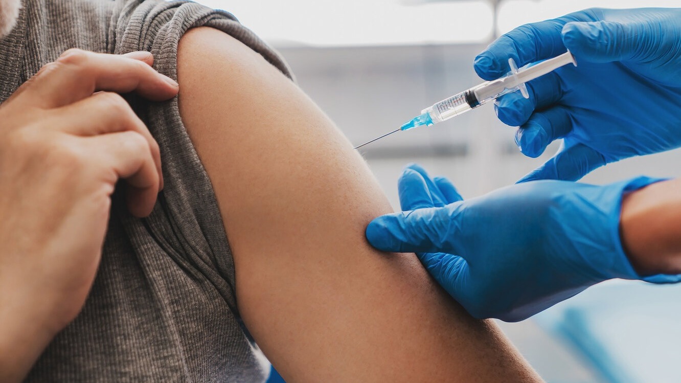 Вопрос дня: ждет ли нас новая обязательна вакцинация от коронавируса?