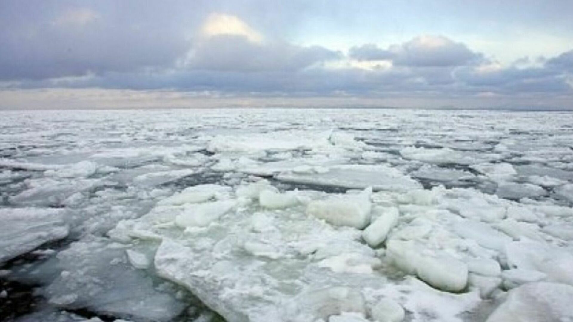 В Сахалинской области в море унесло 40 рыбаков на льдине