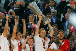 «Севилья» стала чемпионом Лиги Европы, выиграв в финале у «Бенфики»