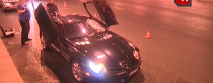 Водитель Mercedes скрылся после ДТП в Москве, в котором погиб человек
