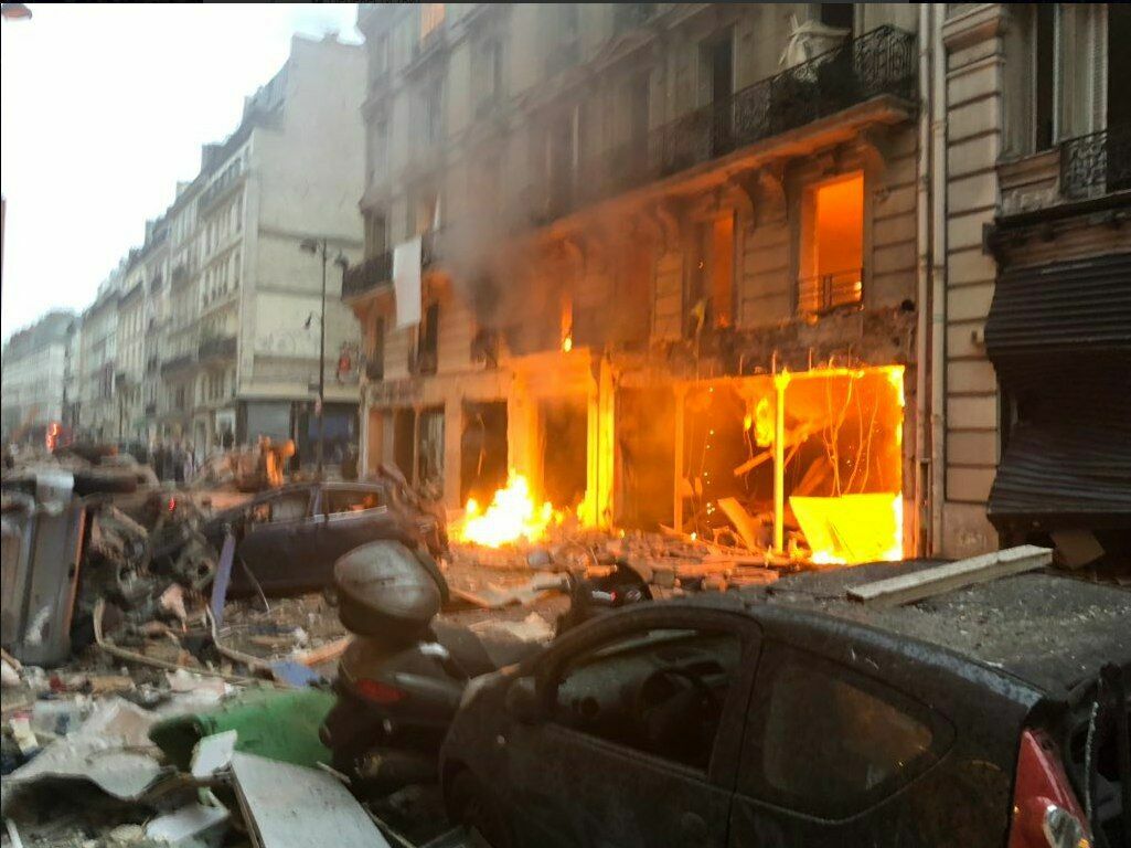 В центре Парижа взорвалась пекарня. Известно уже о 20 пострадавших