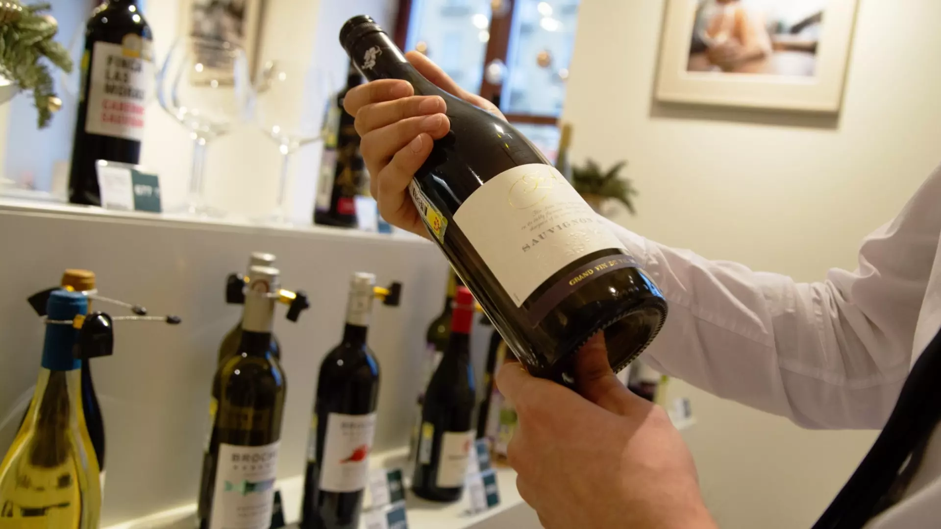 Ученые доказали: гости выпьют больше, если подавать вино в бокалах по 250 млн