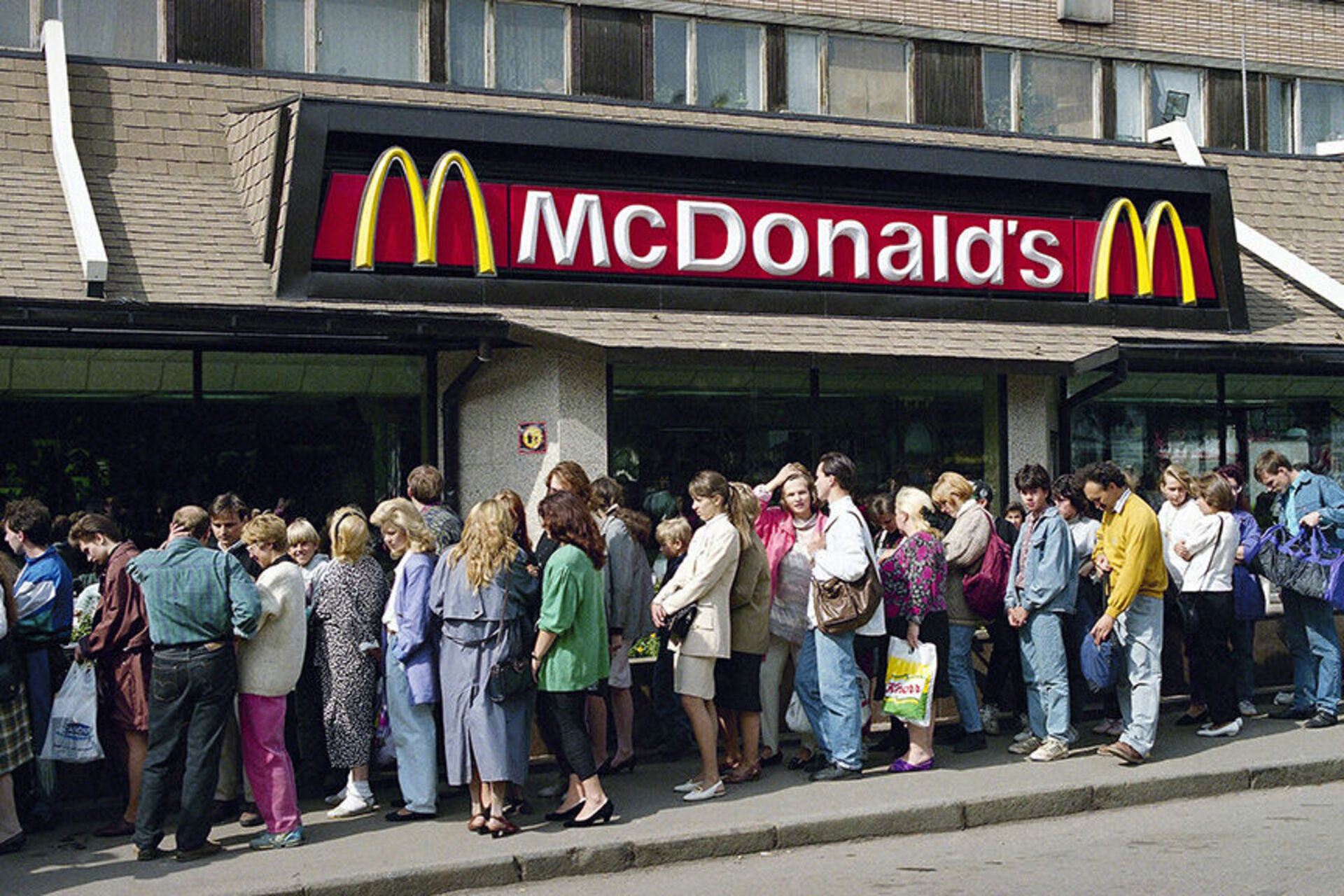Какие макдональдсы открылись в москве. Макдональдс на Пушкинской Москва 1990 очередь. Макдоналдс на Пушкинской 1990. Первый макдональдс в Москве на Пушкинской очередь. Очередь в макдональдс 1990 Москва.
