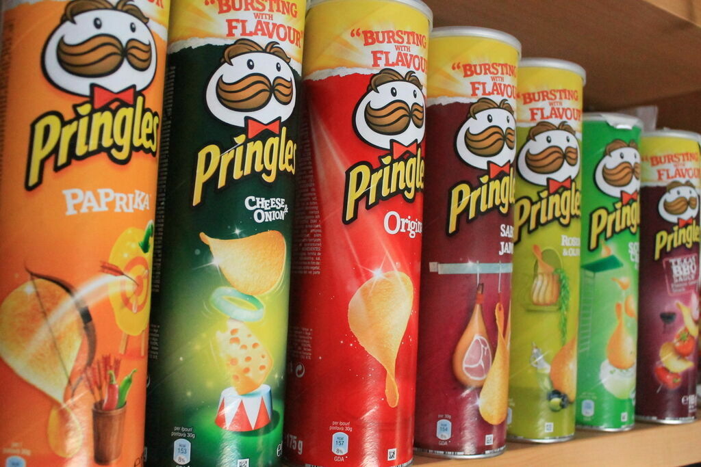 РБК: в магазинах закончились запасы чипсов Pringles