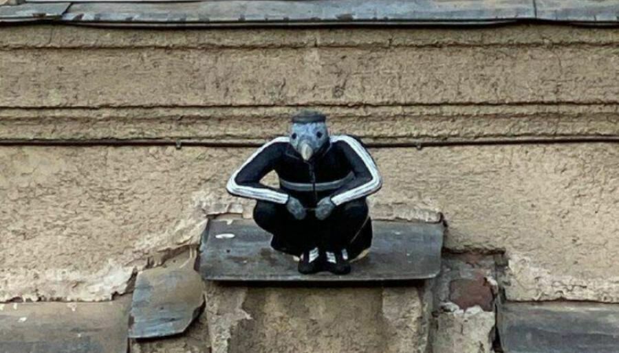 В Петербурге не стали сносить памятник голубю-гопнику