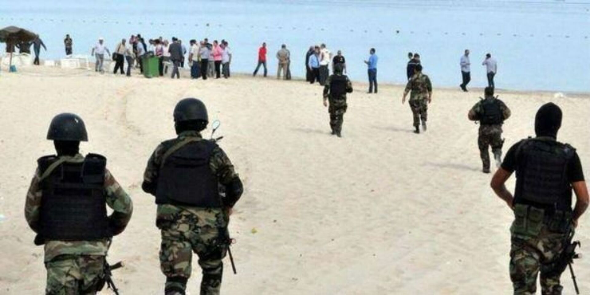 Нашли телефон террориста. Теракт в Тунисе расстрел туристов. В Тунисе расстреляли туристов на пляже 2016. Жители Туниса фото.