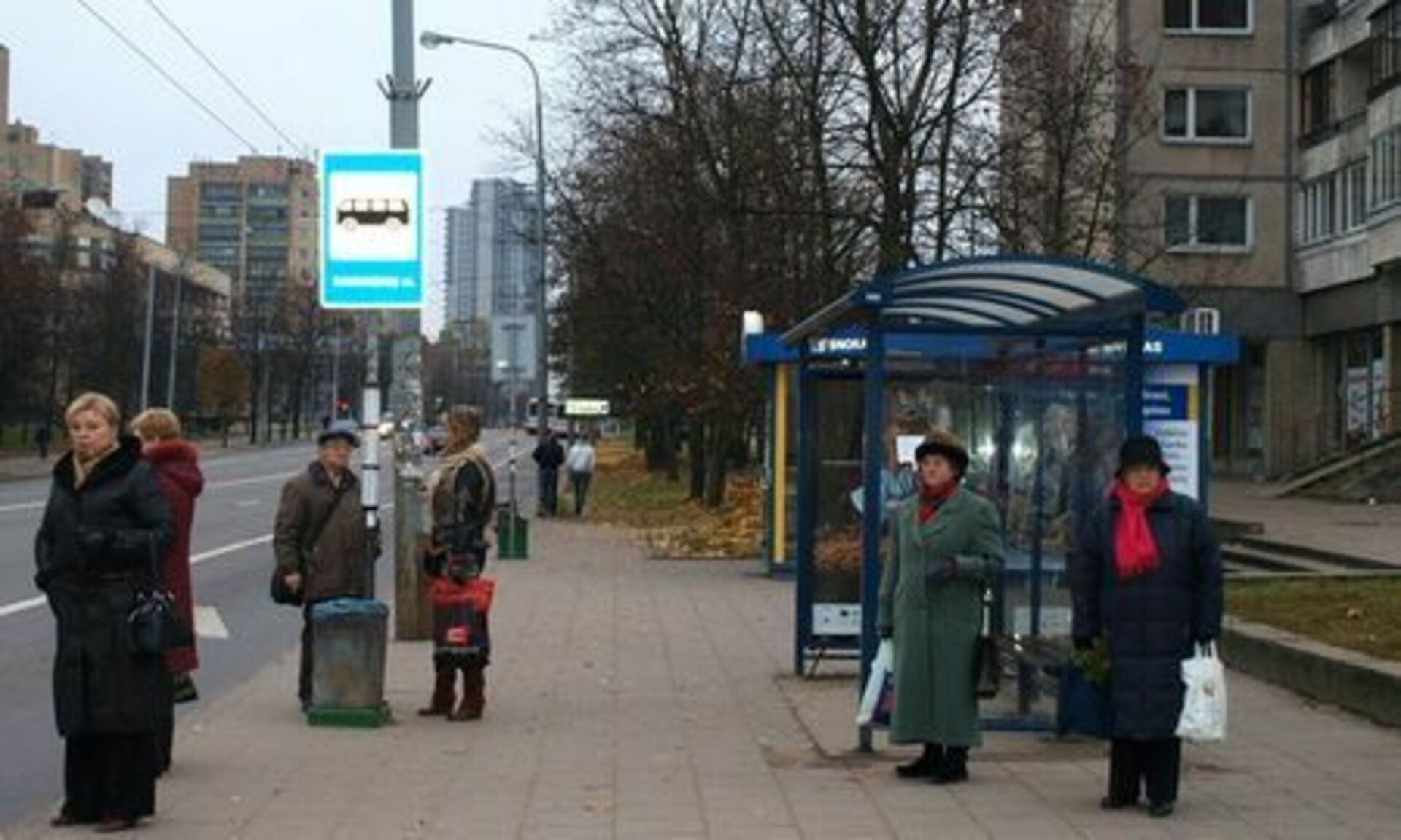 Человек остановился возле одноэтажного. Автобусная остановка в России. Фото остановок общественного транспорта. Люди на остановке. Человек возле остановки.