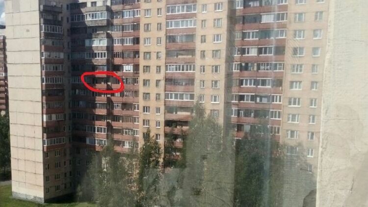 В Петербурге в жилом доме проходит спецоперация по задержанию боевиков