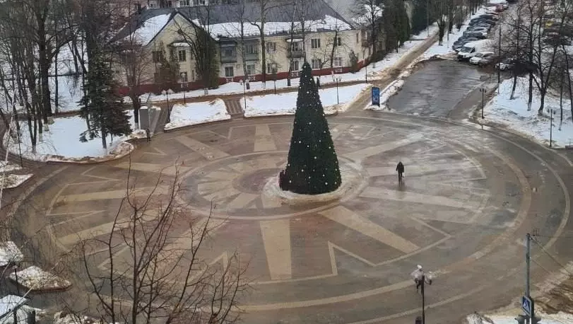 Почему не по центру? В Балашихе новогоднюю елку установили не в центре площади — так и хочется ее подвинуть