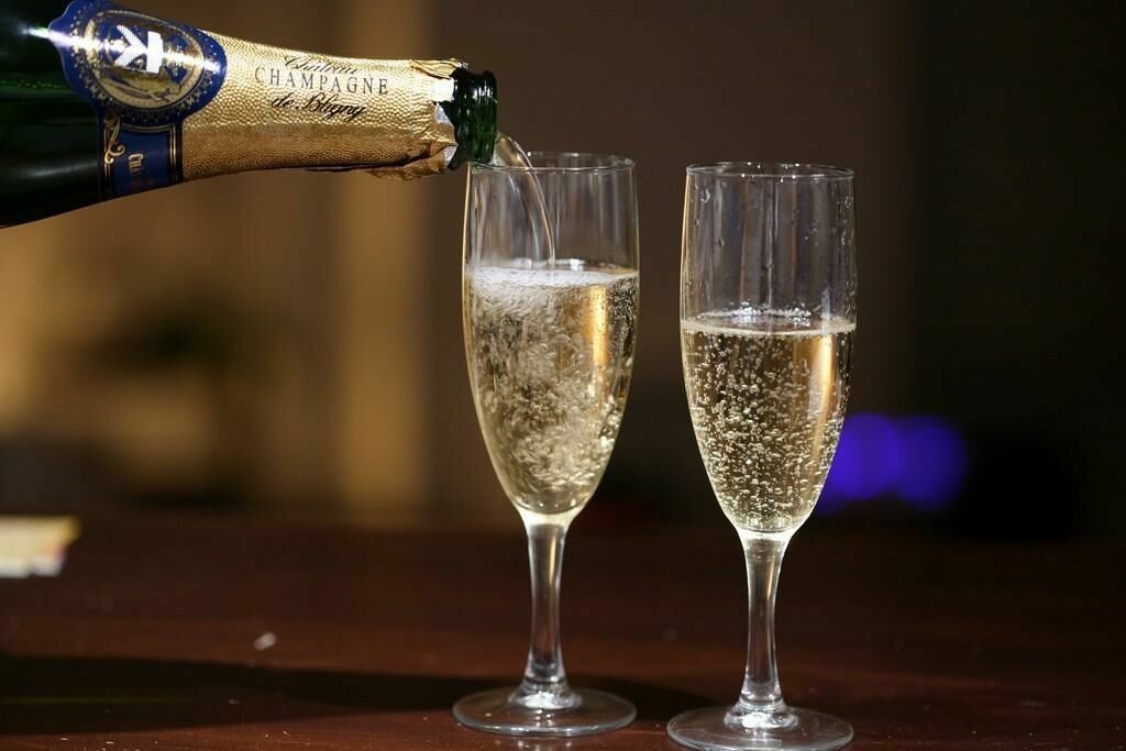 Продажи шампанского в России перед Новым годом рухнули на треть
