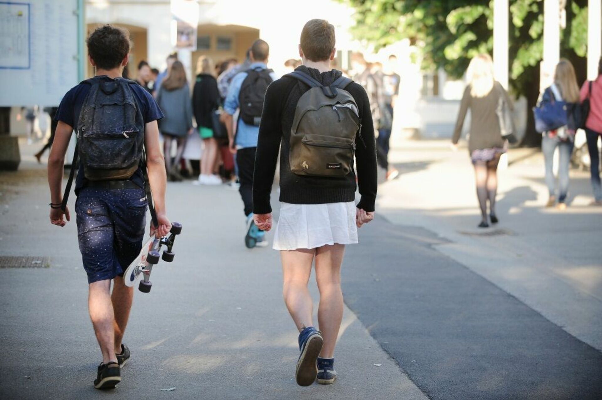 Девушки ходят по мужчине. Мужчины в юбках на улице. Парень в юбке. Мужчины в женских юпочках. Парень в юбке женской.
