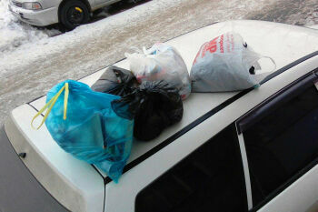Хабаровчане наказали автохама, обложив машину пакетами с мусором