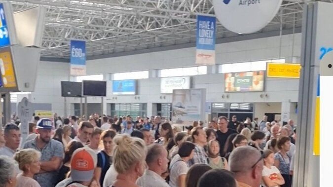 Толпы российских туристов в аэропорту Анталии ждут задержанные рейсы