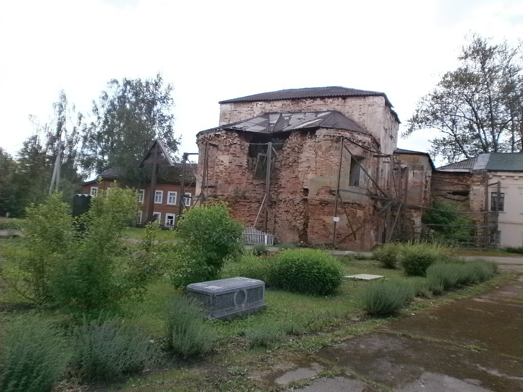 Здания монастыря стоят наполовину разрушенные
