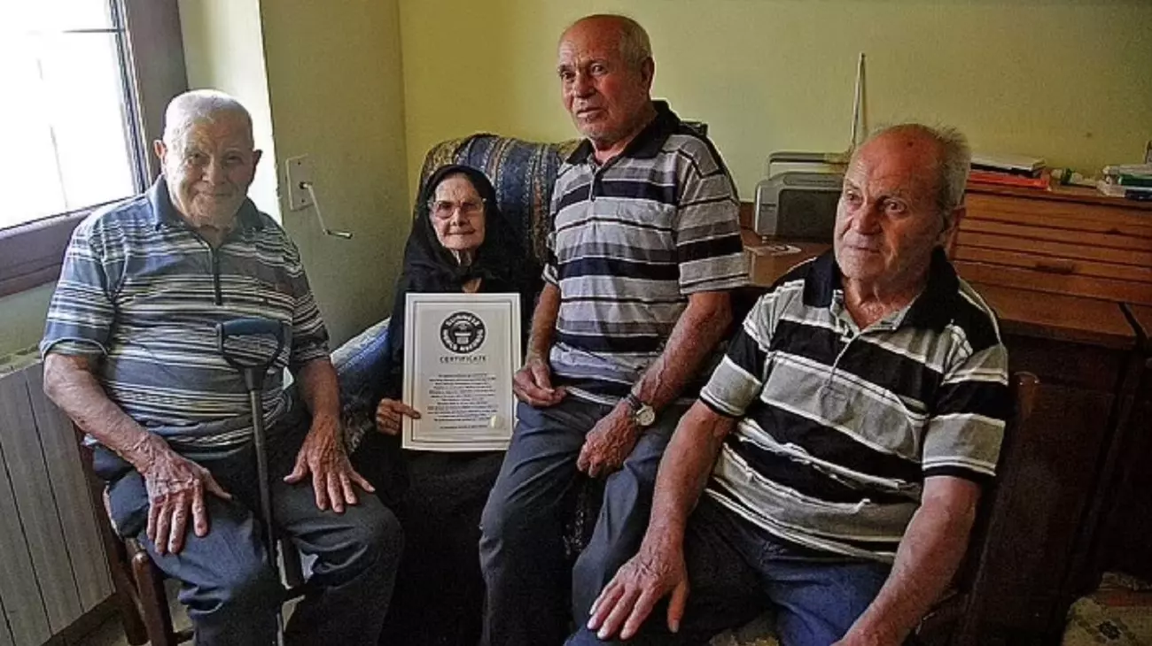 Консолата Мелис, которой в 2012 году исполнилось 105 лет, с сертификатом Гиннесса, позирует со своими тремя братьями (21 августа 2012 год)