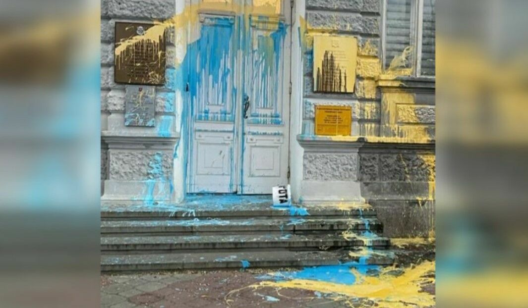 Здание администрации Евпатории облили желто-голубой краской — подозреваемый задержан