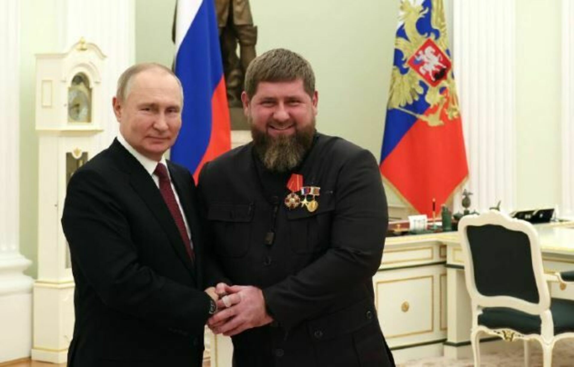 Поздравление кадырову. Кадыров наградил Кадырова орденом Кадырова.