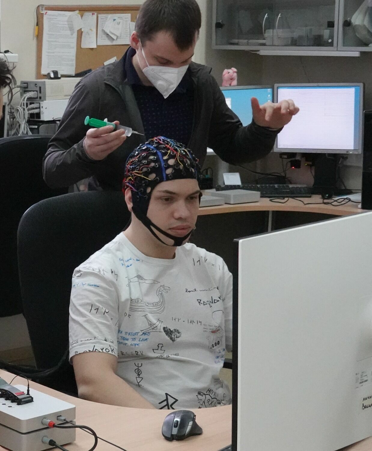 Анатолий Васильев (стоит) и Артем Яшин тестируют ЭЭГ-оборудование. 