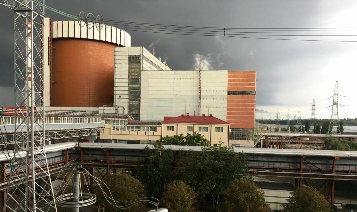 На украинских АЭС осталось менее половины работающих реакторов