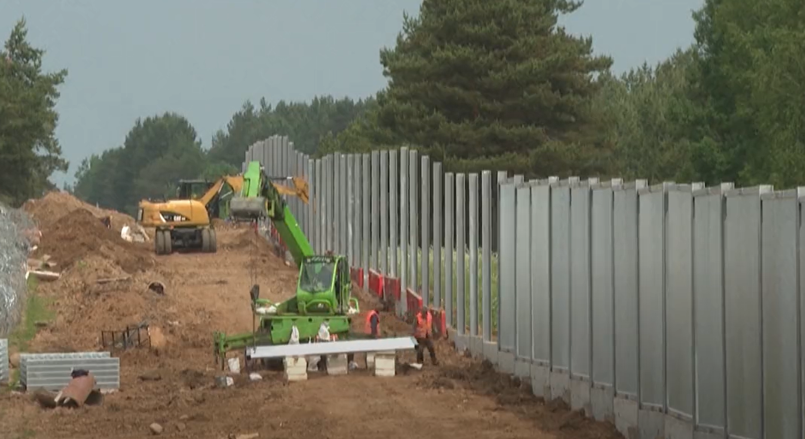 Зверей пустят, людей – нет: Польша достраивает стену на границе с Белоруссией