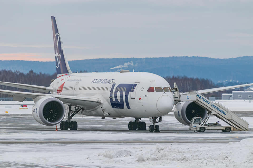 Самолет из Сеула в Варшаву сел в Екатеринбурге из-за плохого самочувствия пассажира