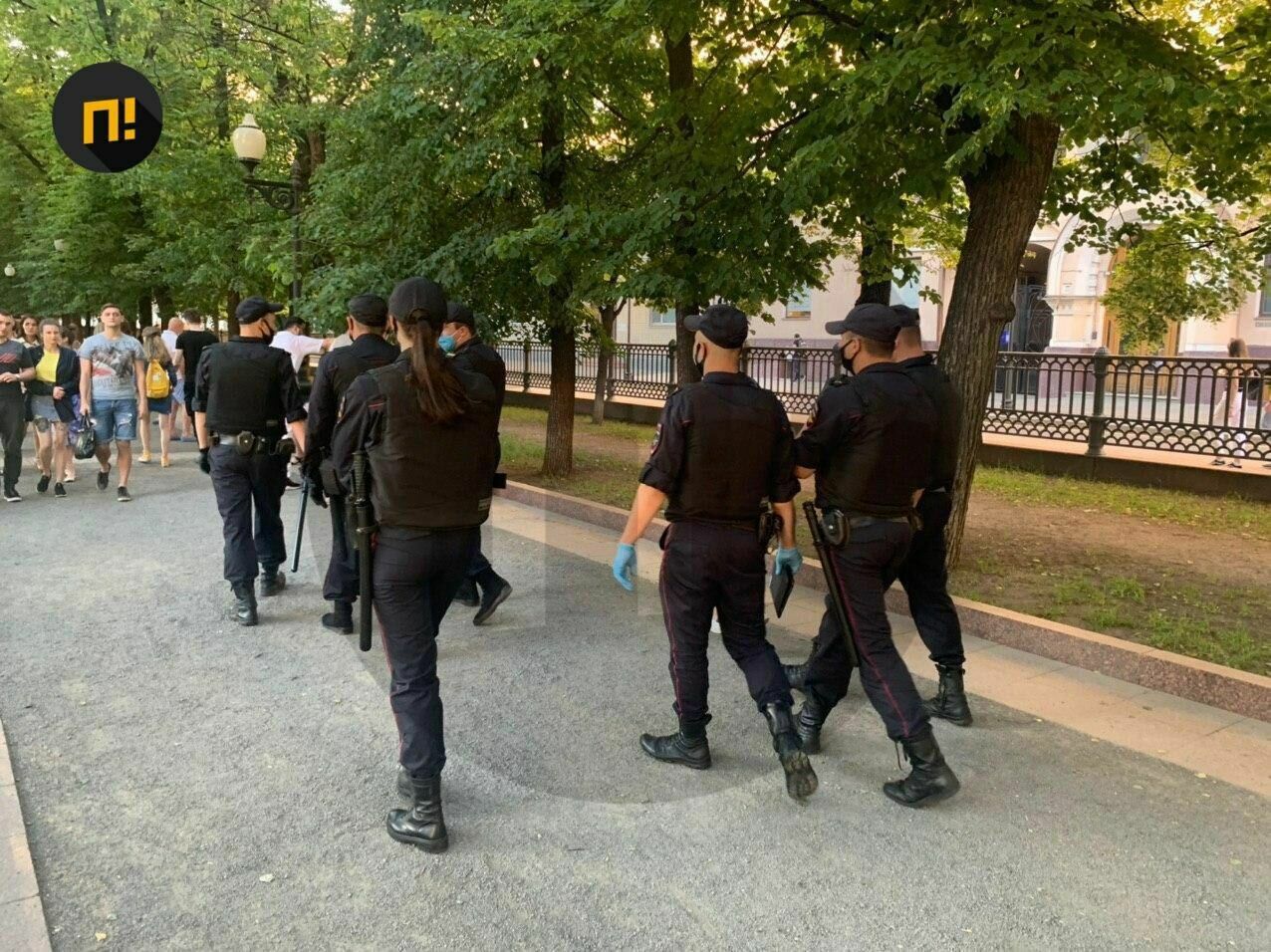 Полицейские начали разгонять вечеринки на Патриарших прудах в Москве