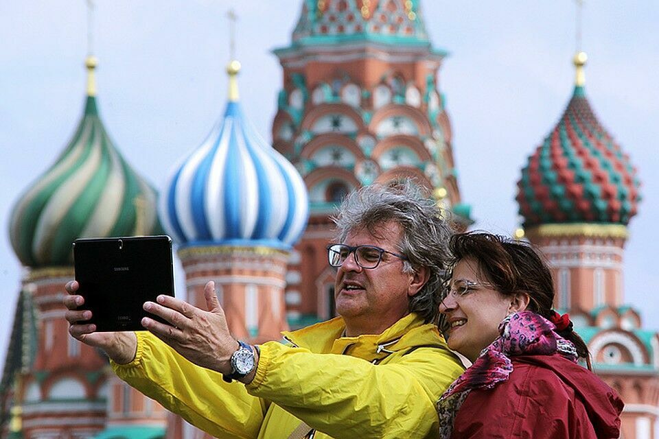 Иностранные туристы оставляют в России в среднем €2000