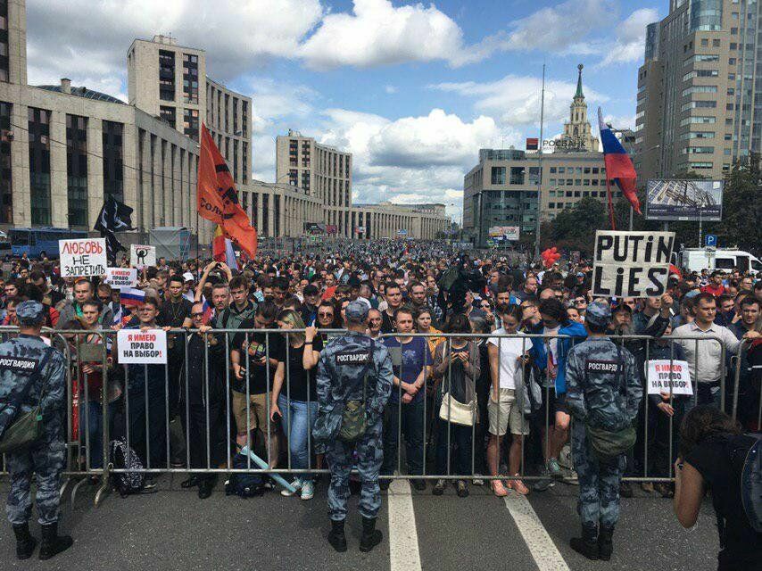 В Москве на согласованный митинг "За допуск на выборы" пришли 20 тысяч человек