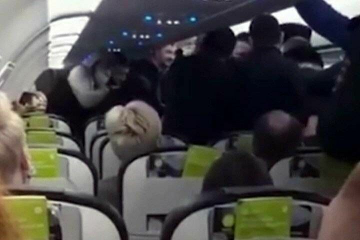 Двух пьяных дебоширов сняли с рейса в новосибирском аэропорту