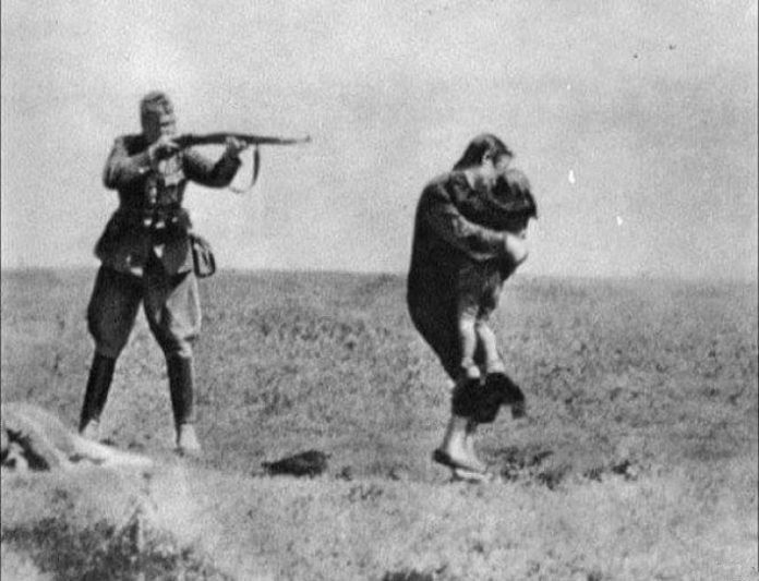 Антифашистский фейк: на самом деле этот немецкий солдат никого не расстреливал