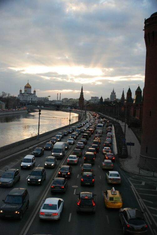 Москва встает в предпраздничные пробки
