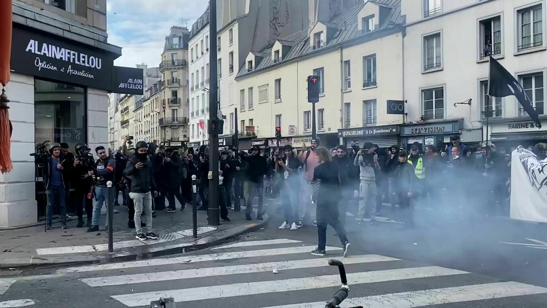 В Париже на манифестации профсоюзов начали столкновения с полицией
