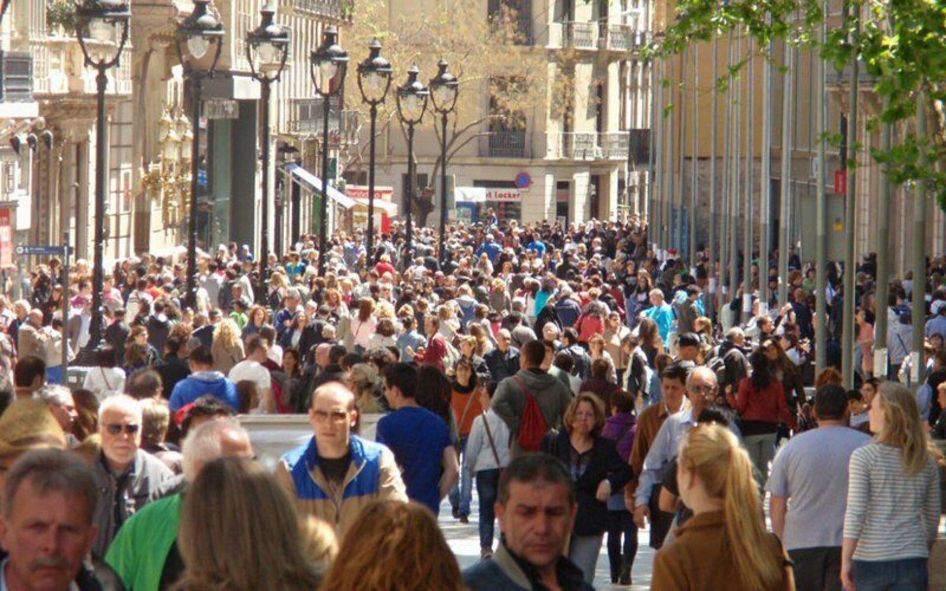 Много человек на улице. Люди на улице. Толпа людей на улице. Много людей на улице. Много людей в городе.