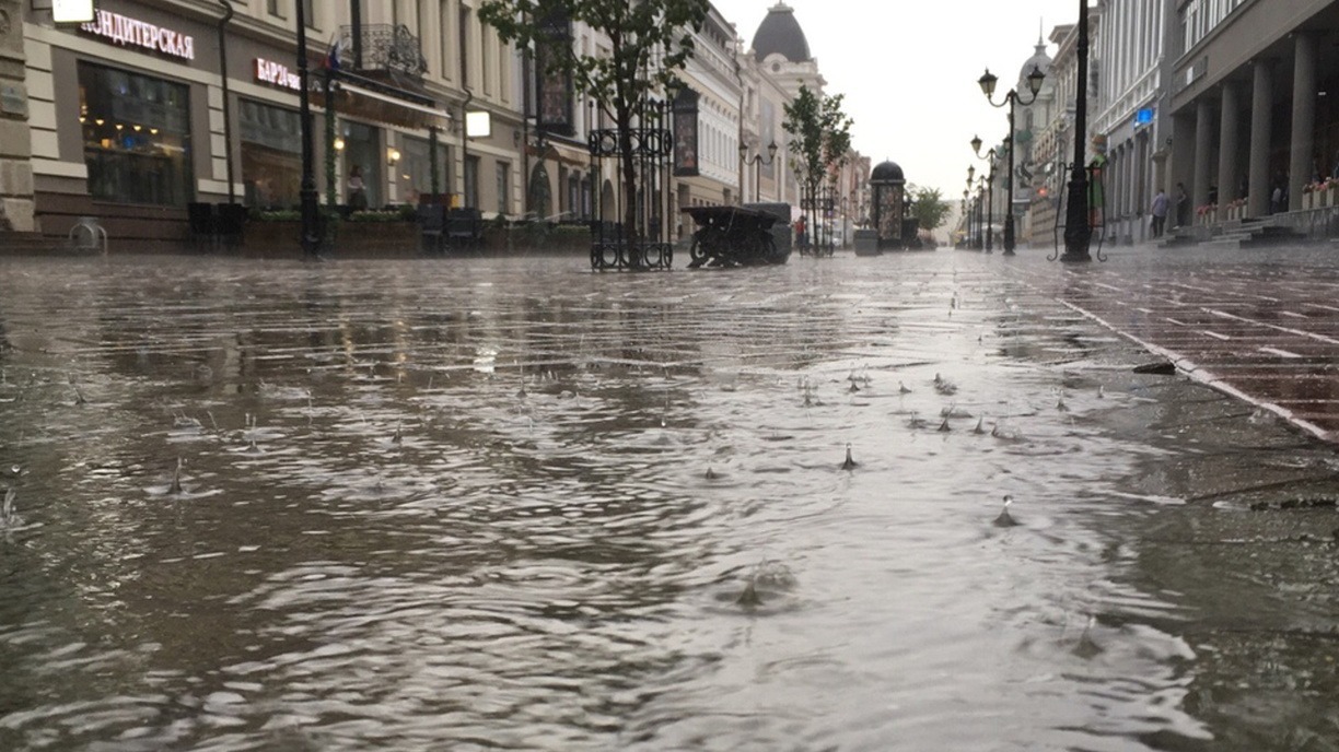 В Москве во время тропического ливня затопило два ТЦ (ВИДЕО)