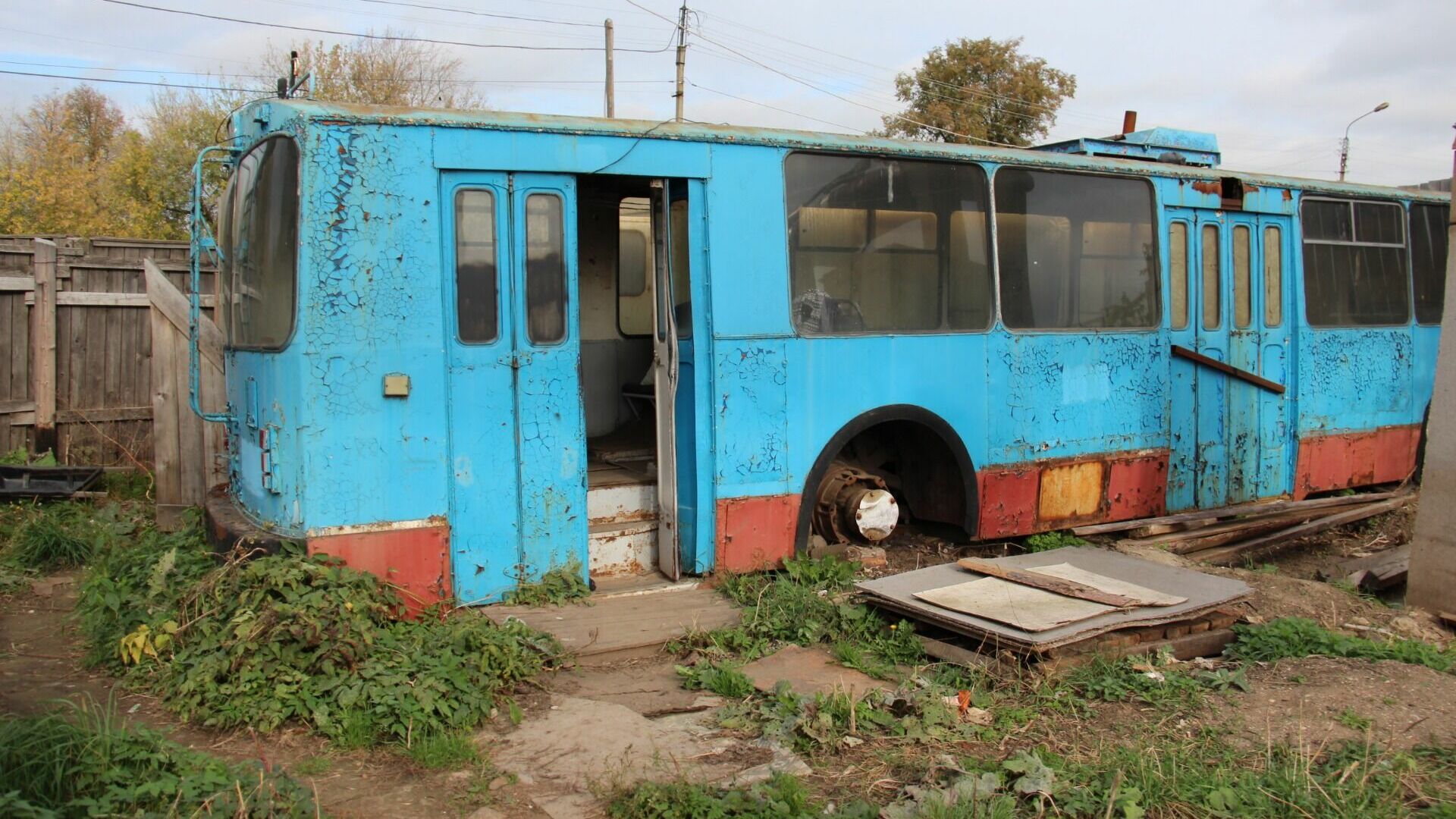 Списанный троллейбус, предоставленный мэрией Костромы для проживания бездомных.