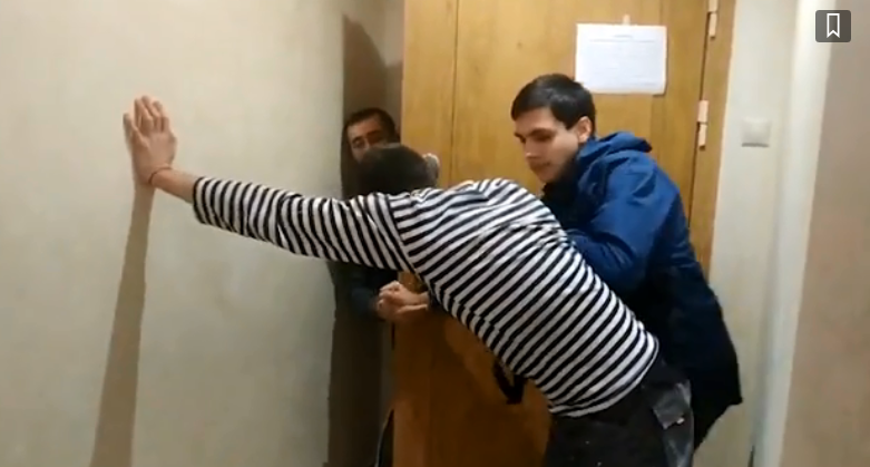 На депутата Мосгордумы и журналиста напали во время осмотра дома для очередников