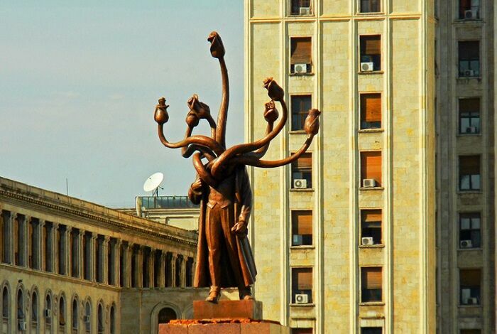 А из головы - змеи... Самый необычный памятник Ленину стоит в Бухаресте
