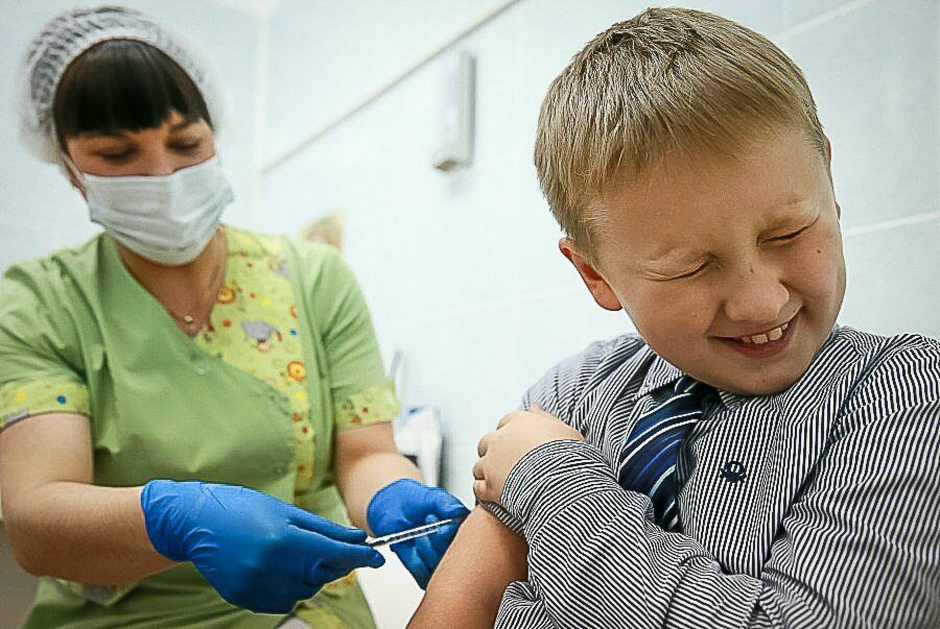 От гриппа ребенку 2. Вакцинация детей. Прививка детям. Уколы детям в школе. Прививки от гриппа детям.