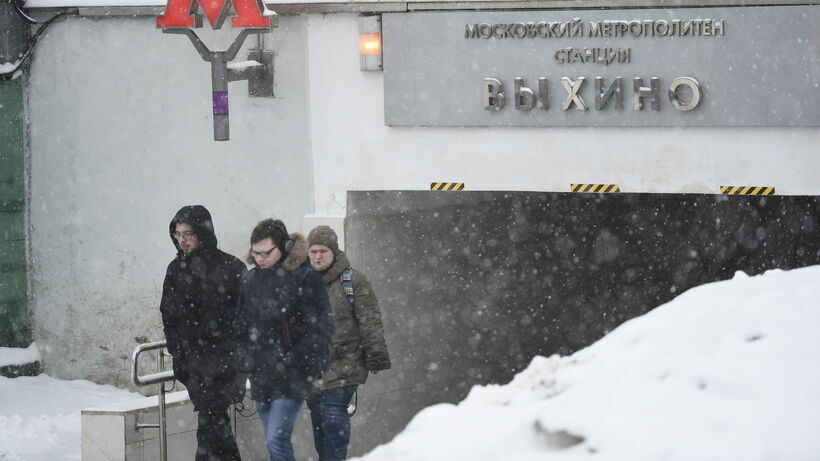 В Москве сотрудников метро привлекли к уборке снега