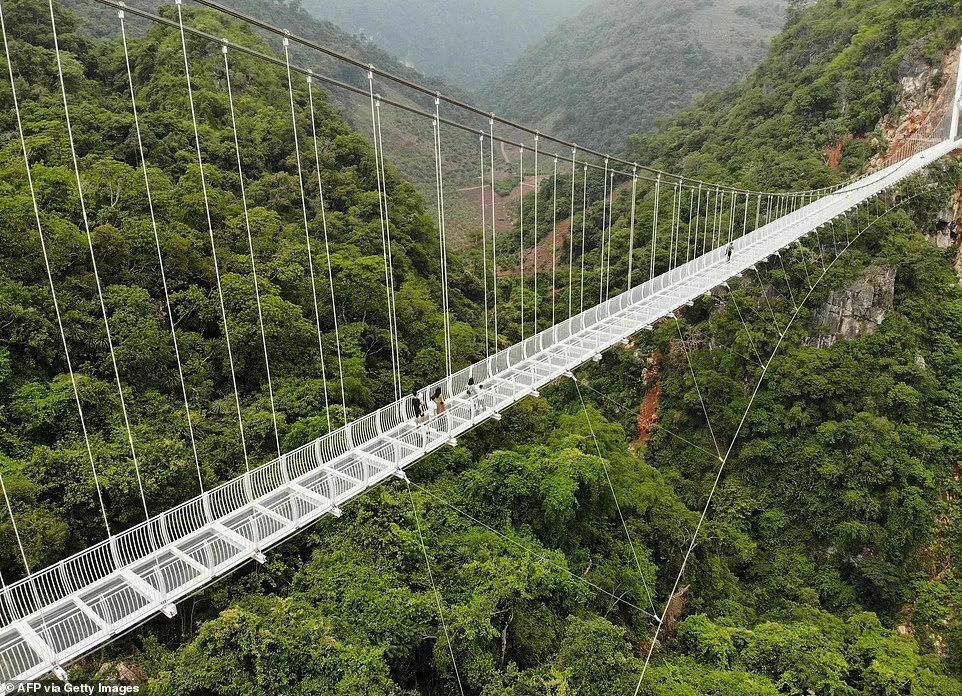 632 метра: самый длинный в мире мост со стеклянным полом открылся во Вьетнаме