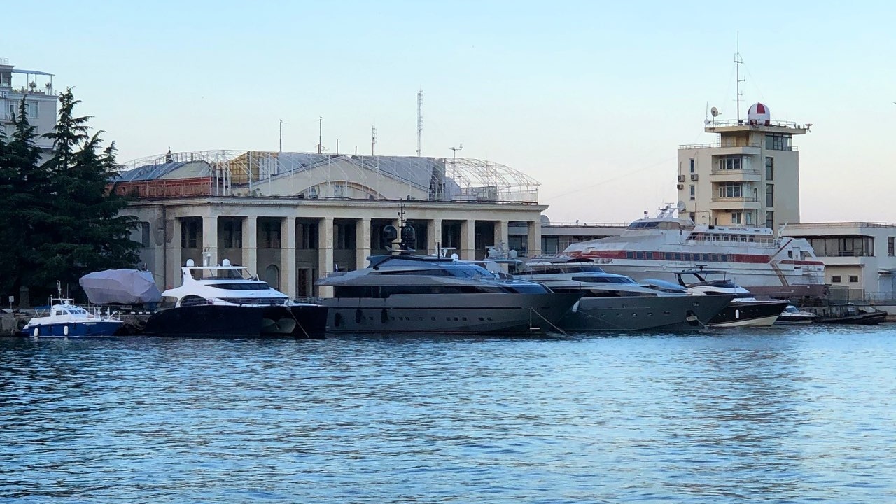 Супер-яхты теперь швартуются в Крыму