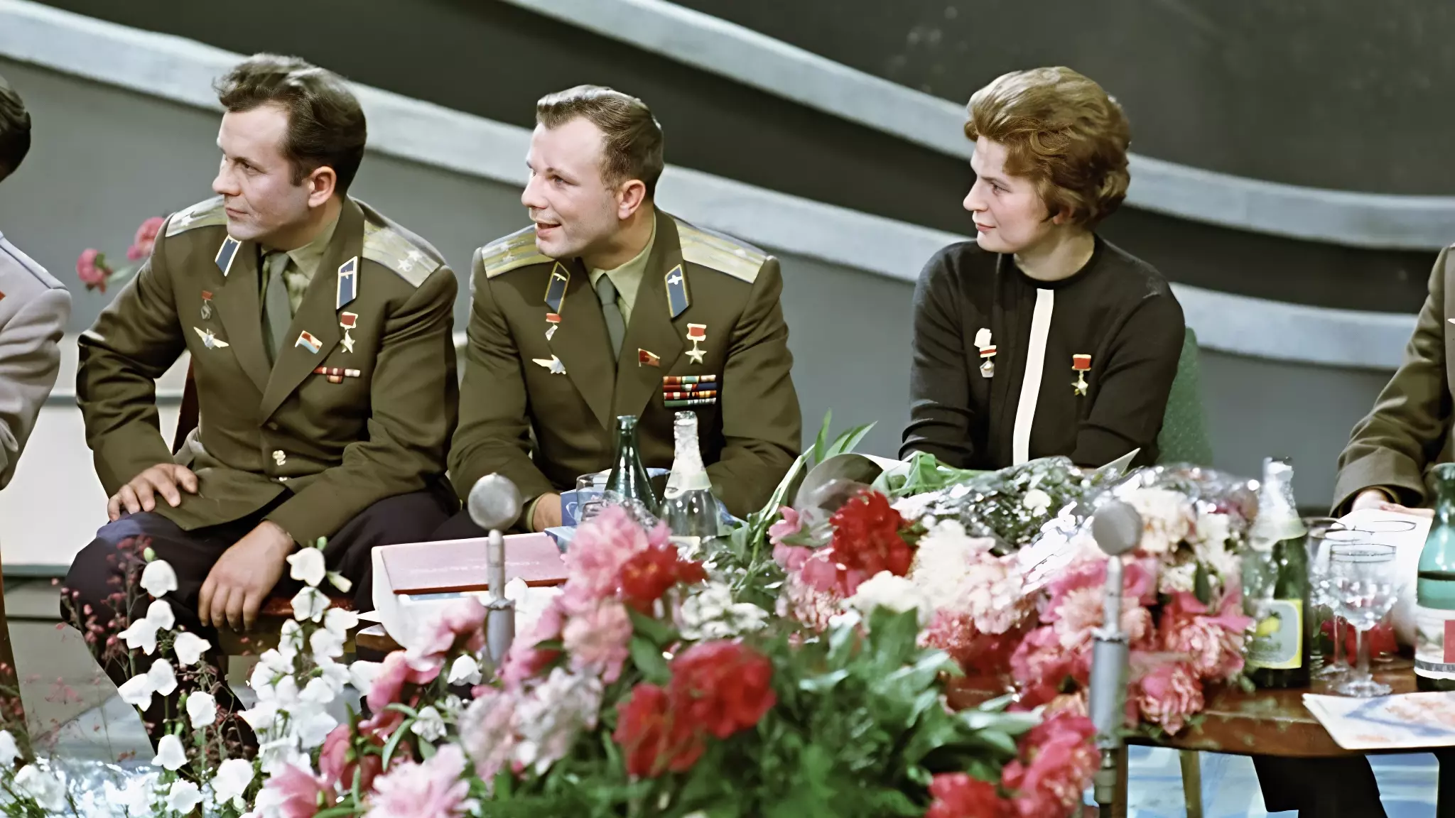 Юрий Гагарин (в центре) на телевидении в январе 1964 года.
