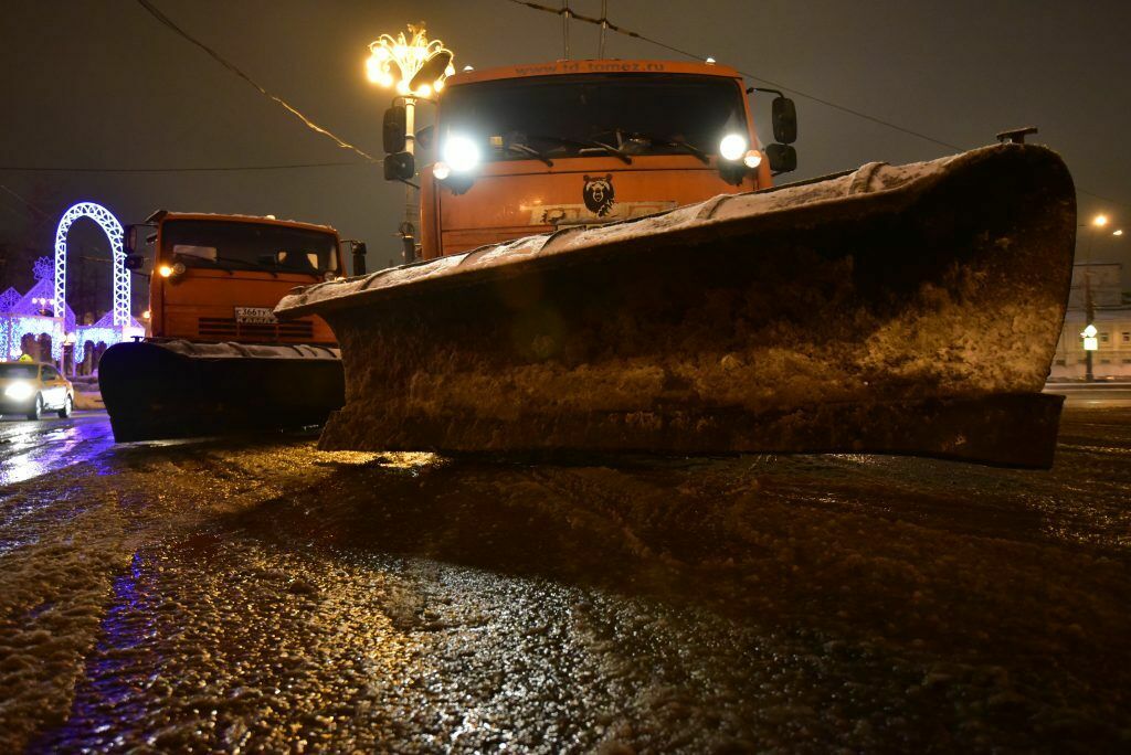 В бесснежном Омске город чистят от снега 250 машин