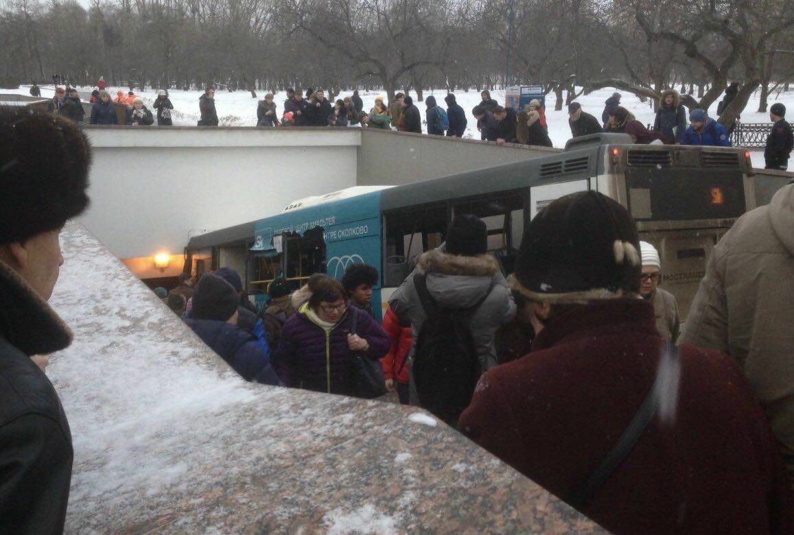 Автобус в Москве влетел в подземный переход: есть погибшие и раненые