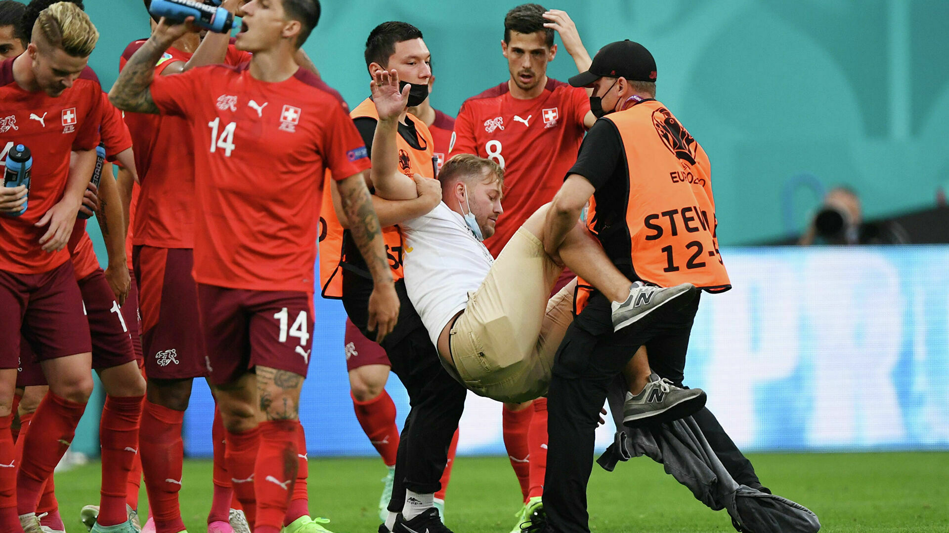 В Петербурге болельщик выбежал на поле во время матча Испании со Швейцарией